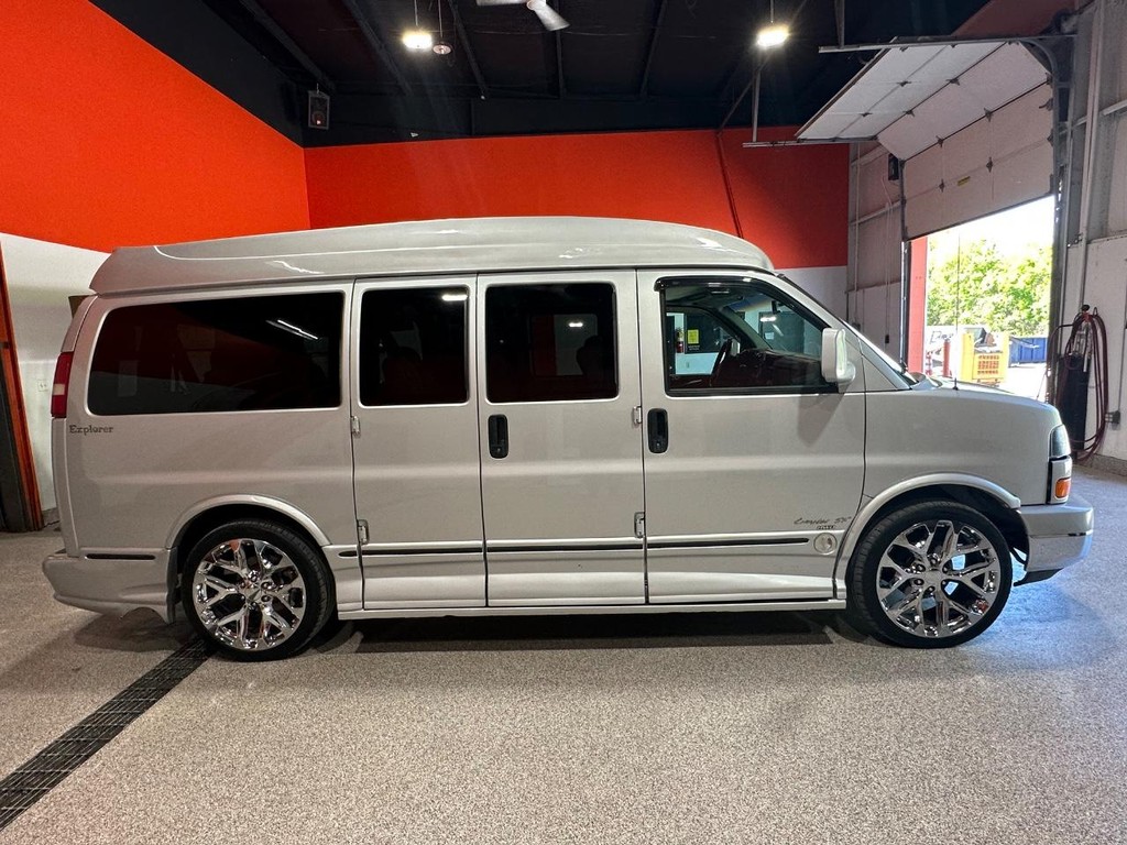 GMC Savana Cargo Van Vehicle Full-screen Gallery Image 2