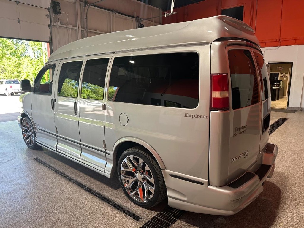 GMC Savana Cargo Van Vehicle Full-screen Gallery Image 3