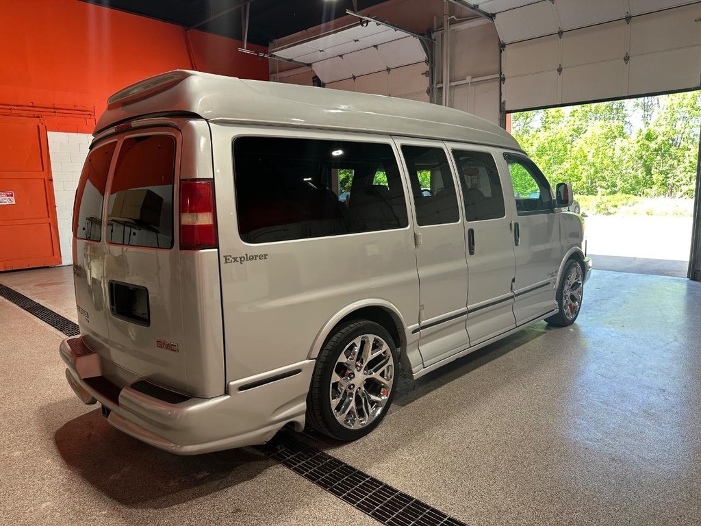 GMC Savana Cargo Van Vehicle Full-screen Gallery Image 5