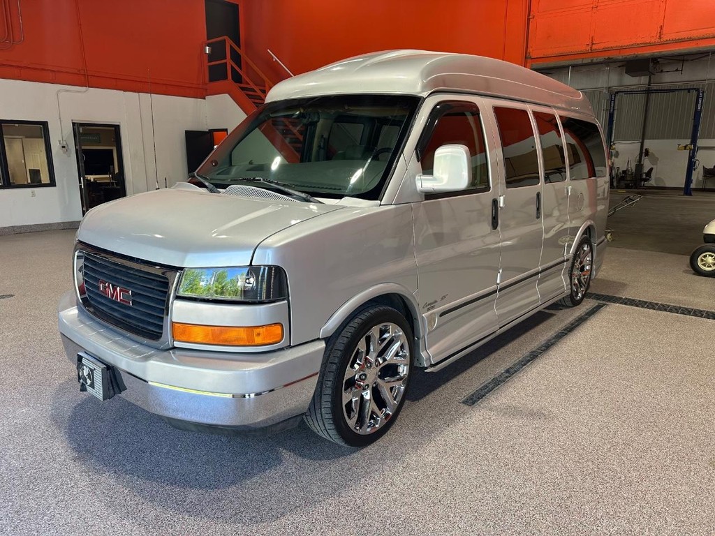 GMC Savana Cargo Van Vehicle Full-screen Gallery Image 6
