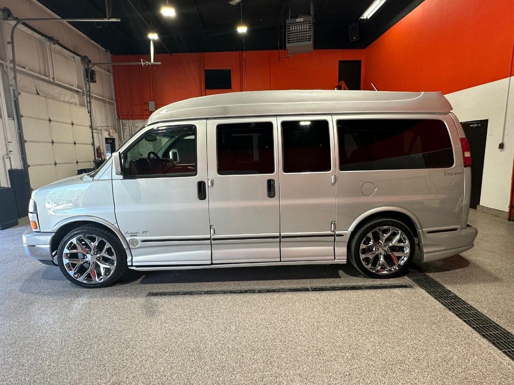 GMC Savana Cargo Van Vehicle Full-screen Gallery Image 7