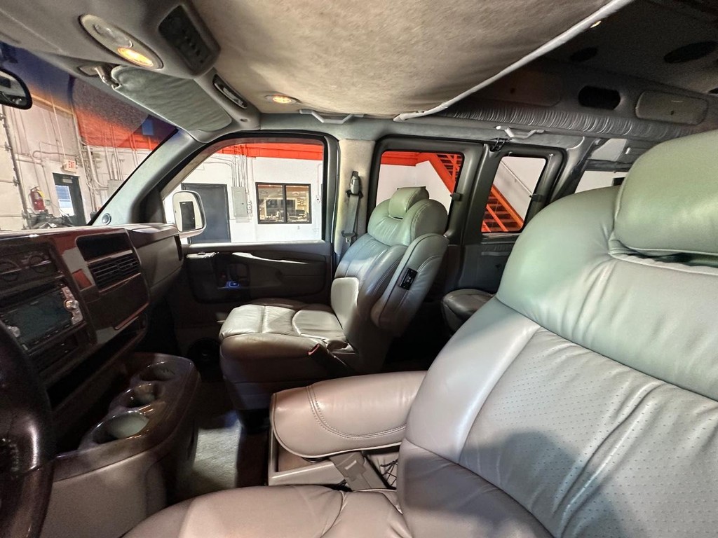 GMC Savana Cargo Van Vehicle Full-screen Gallery Image 8