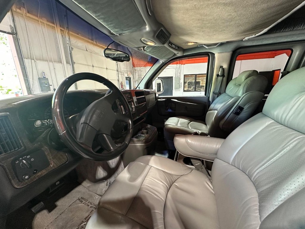 GMC Savana Cargo Van Vehicle Full-screen Gallery Image 9