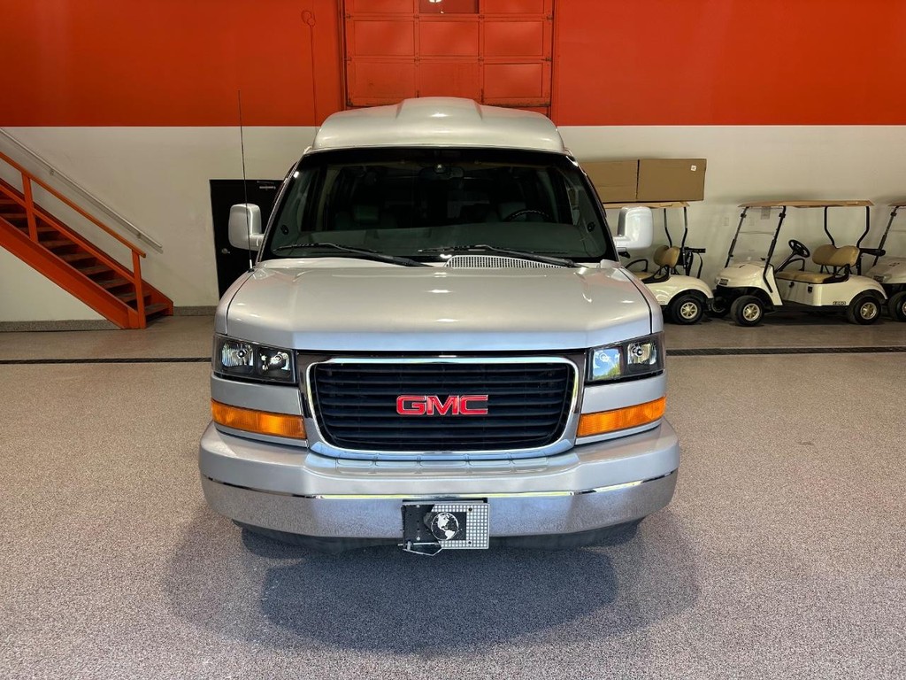 GMC Savana Cargo Van Vehicle Full-screen Gallery Image 10