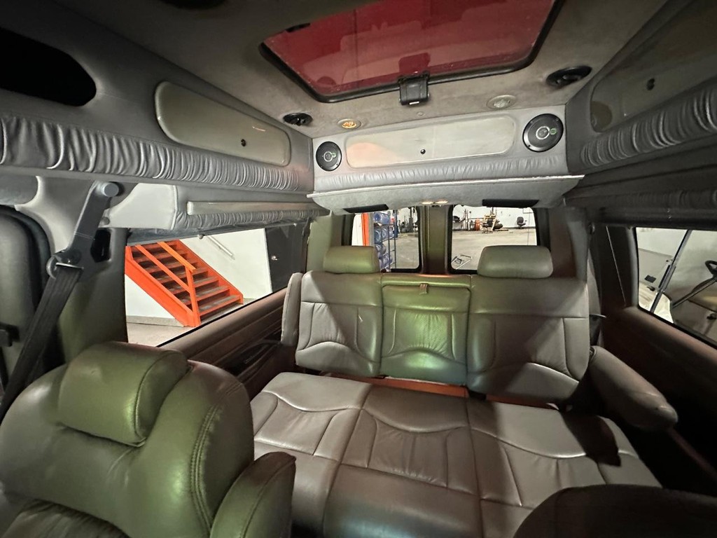 GMC Savana Cargo Van Vehicle Full-screen Gallery Image 11