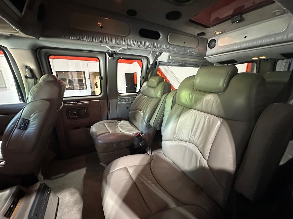 GMC Savana Cargo Van Vehicle Full-screen Gallery Image 12