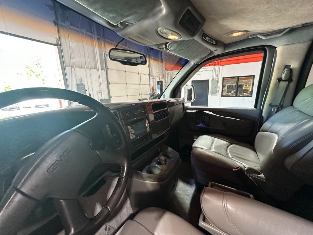 GMC Savana Cargo Van Vehicle Full-screen Gallery Image 13