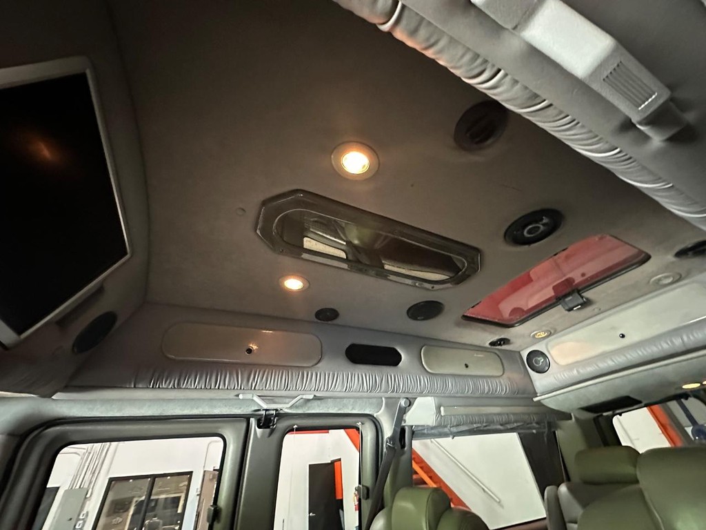 GMC Savana Cargo Van Vehicle Full-screen Gallery Image 16