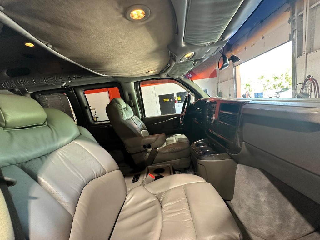 GMC Savana Cargo Van Vehicle Full-screen Gallery Image 17