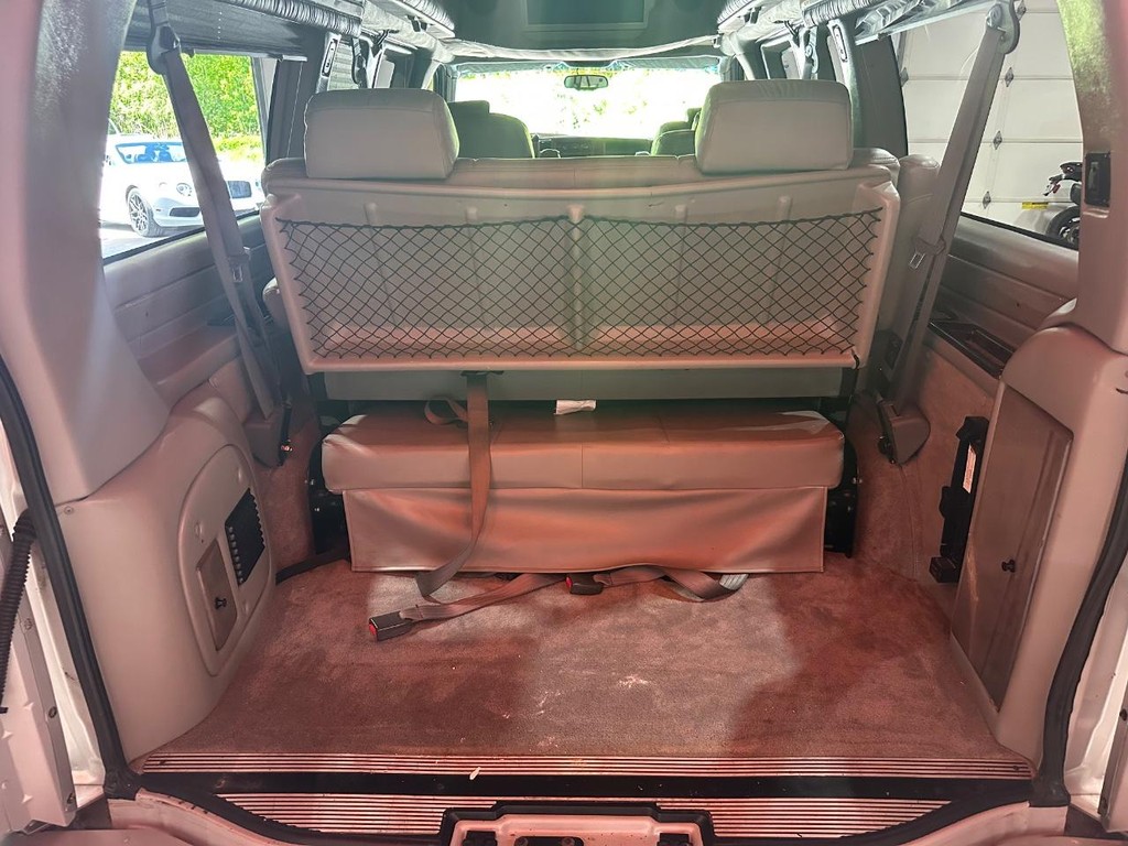GMC Savana Cargo Van Vehicle Full-screen Gallery Image 20
