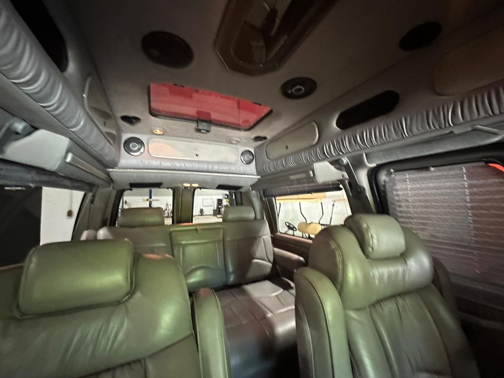 GMC Savana Cargo Van Vehicle Full-screen Gallery Image 21