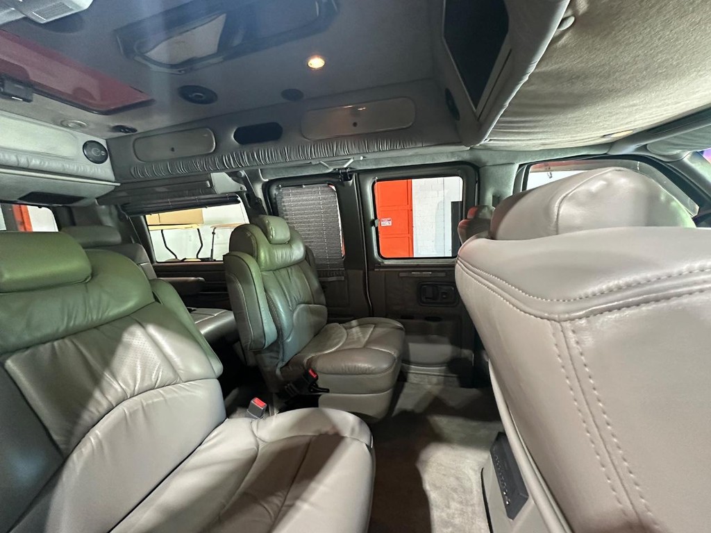 GMC Savana Cargo Van Vehicle Full-screen Gallery Image 22