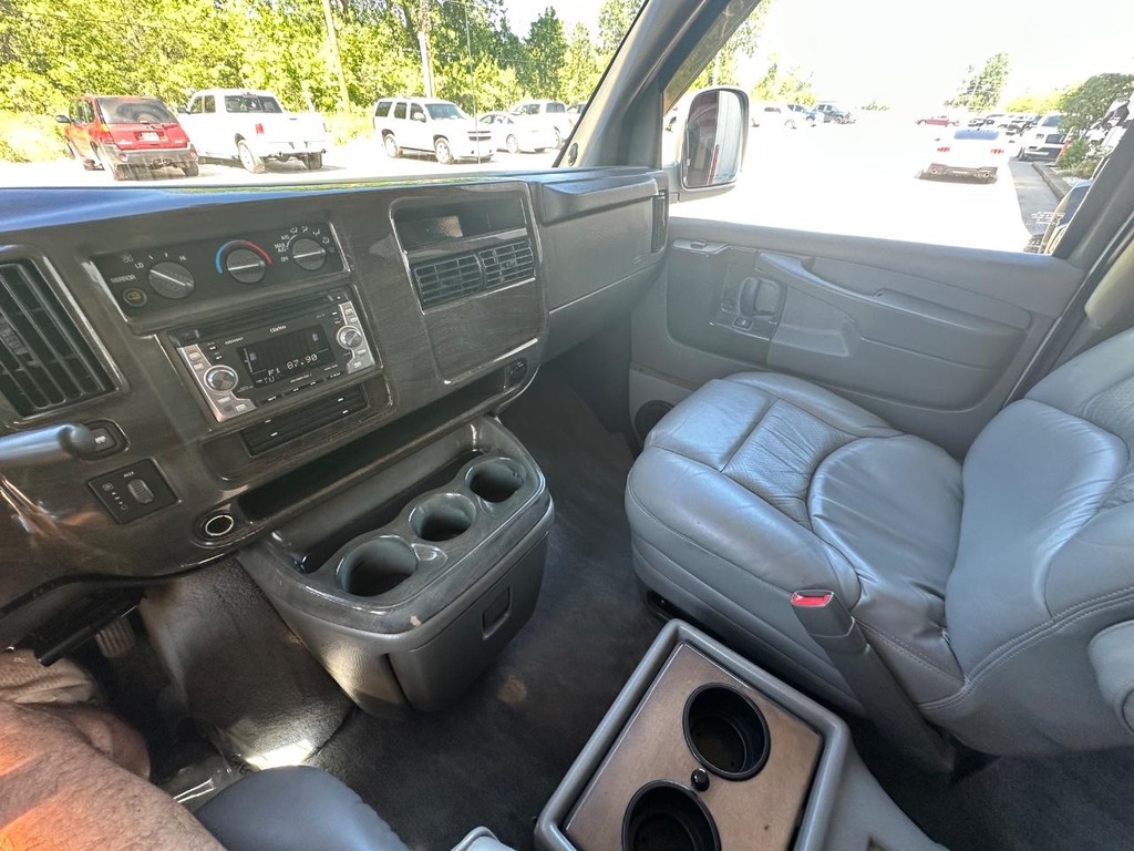 GMC Savana Cargo Van Vehicle Full-screen Gallery Image 24