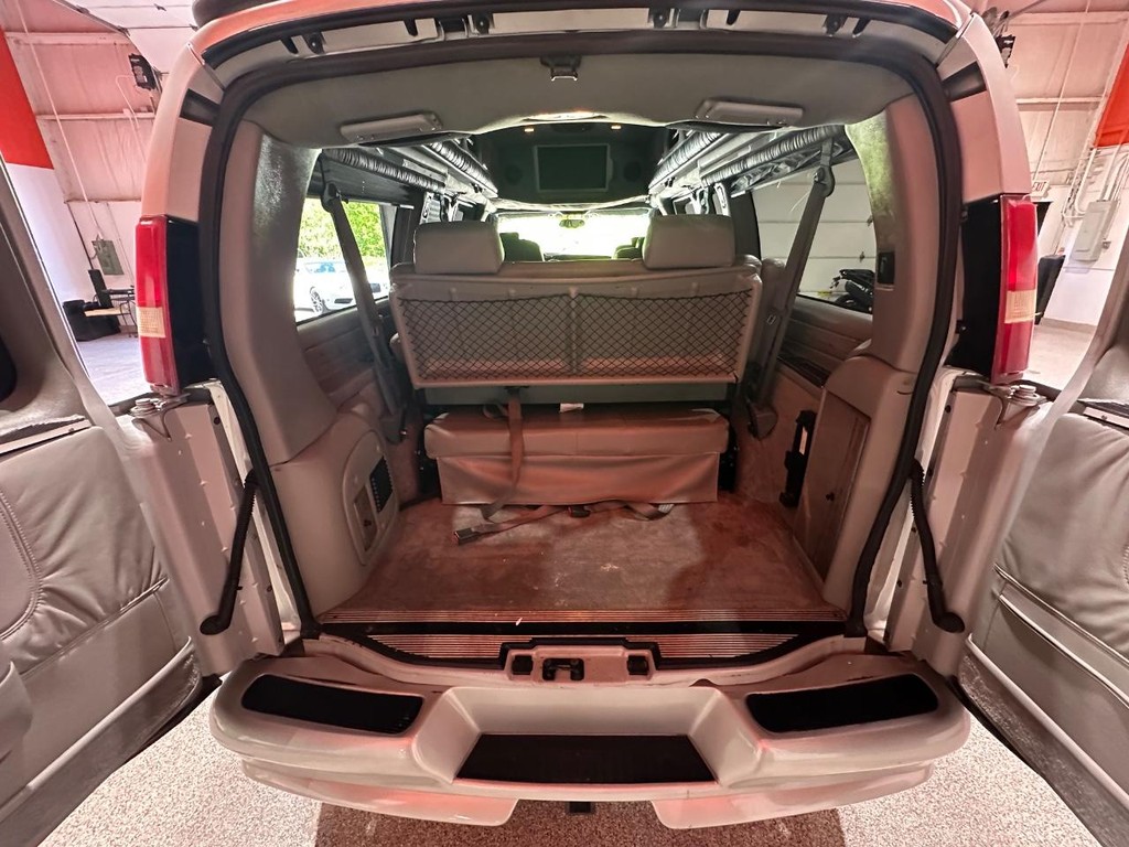 GMC Savana Cargo Van Vehicle Full-screen Gallery Image 25