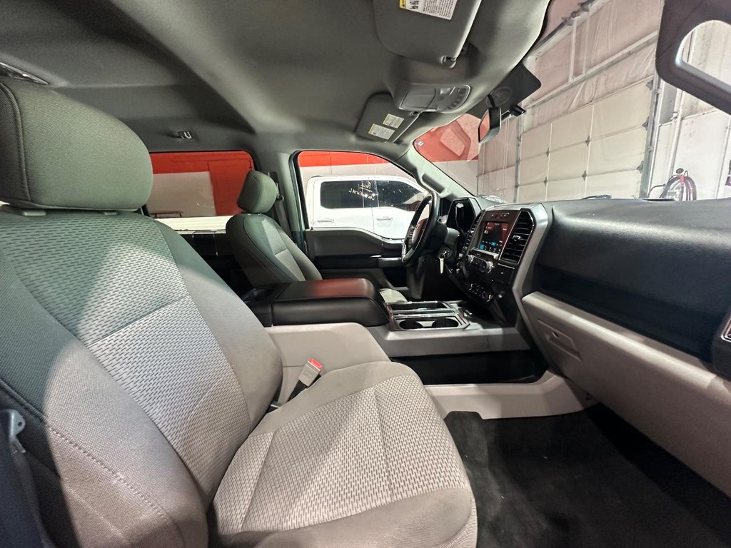 Ford F-150 Vehicle Full-screen Gallery Image 18
