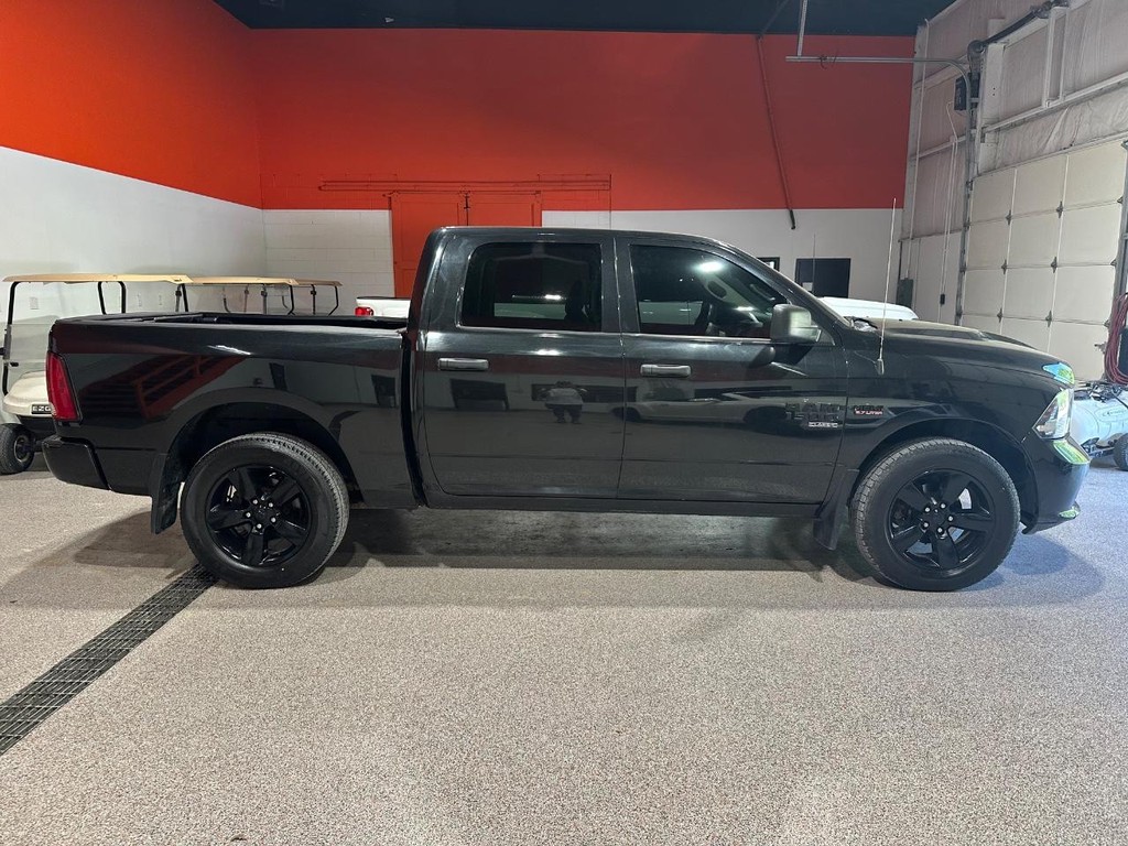 Ram 1500 Classic Vehicle Full-screen Gallery Image 4