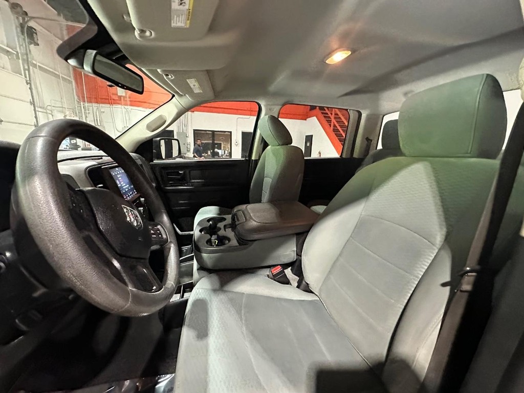 Ram 1500 Classic Vehicle Full-screen Gallery Image 12