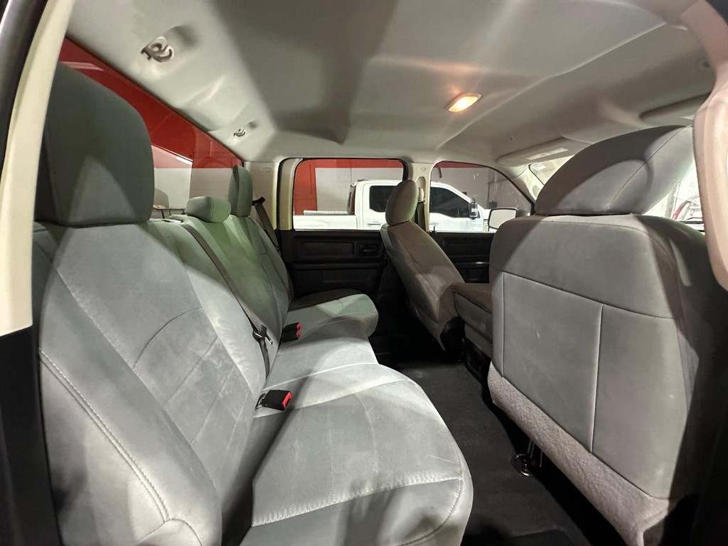Ram 1500 Classic Vehicle Full-screen Gallery Image 18