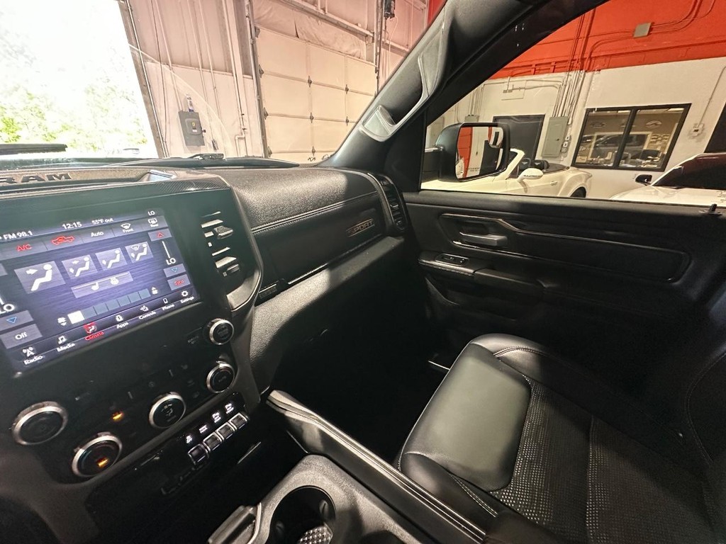 Ram 1500 Vehicle Full-screen Gallery Image 24