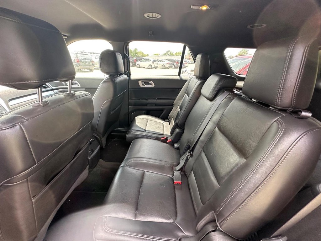 Ford Explorer Vehicle Full-screen Gallery Image 11