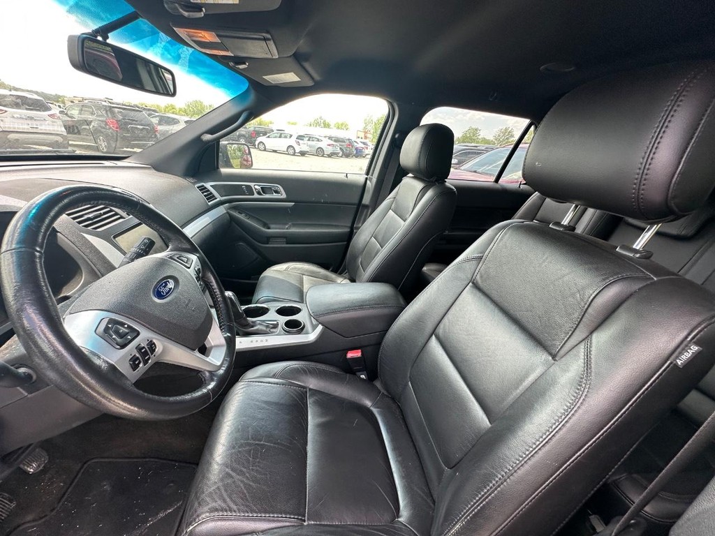 Ford Explorer Vehicle Full-screen Gallery Image 12