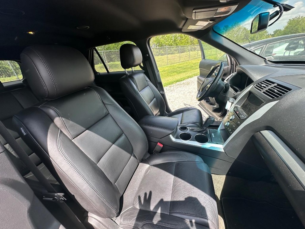 Ford Explorer Vehicle Full-screen Gallery Image 13