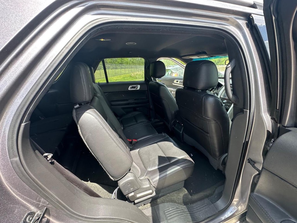 Ford Explorer Vehicle Full-screen Gallery Image 14