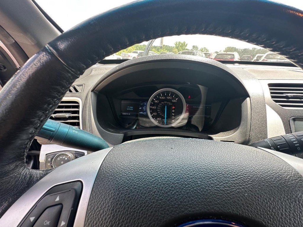 Ford Explorer Vehicle Full-screen Gallery Image 16