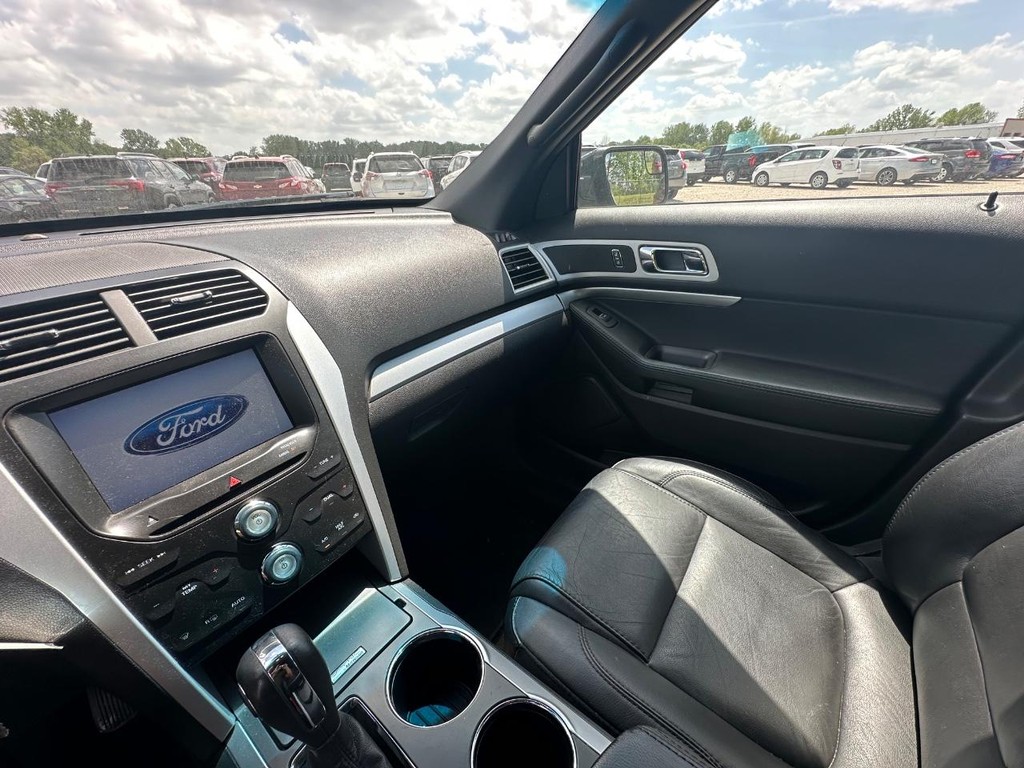 Ford Explorer Vehicle Full-screen Gallery Image 17