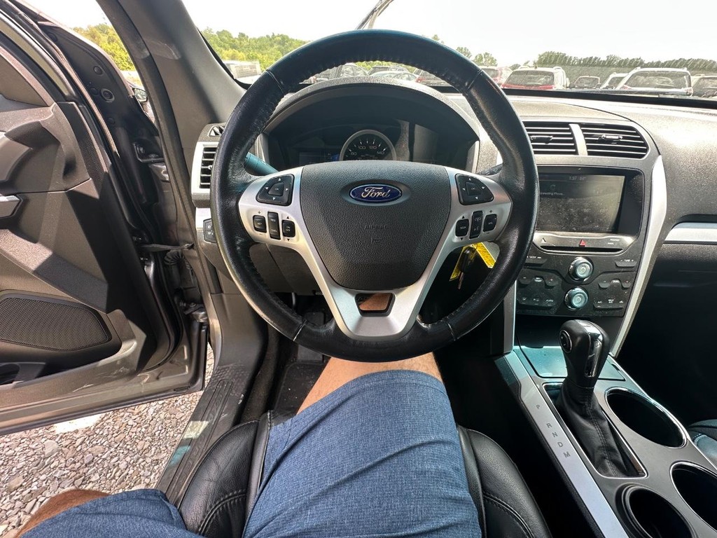 Ford Explorer Vehicle Full-screen Gallery Image 19