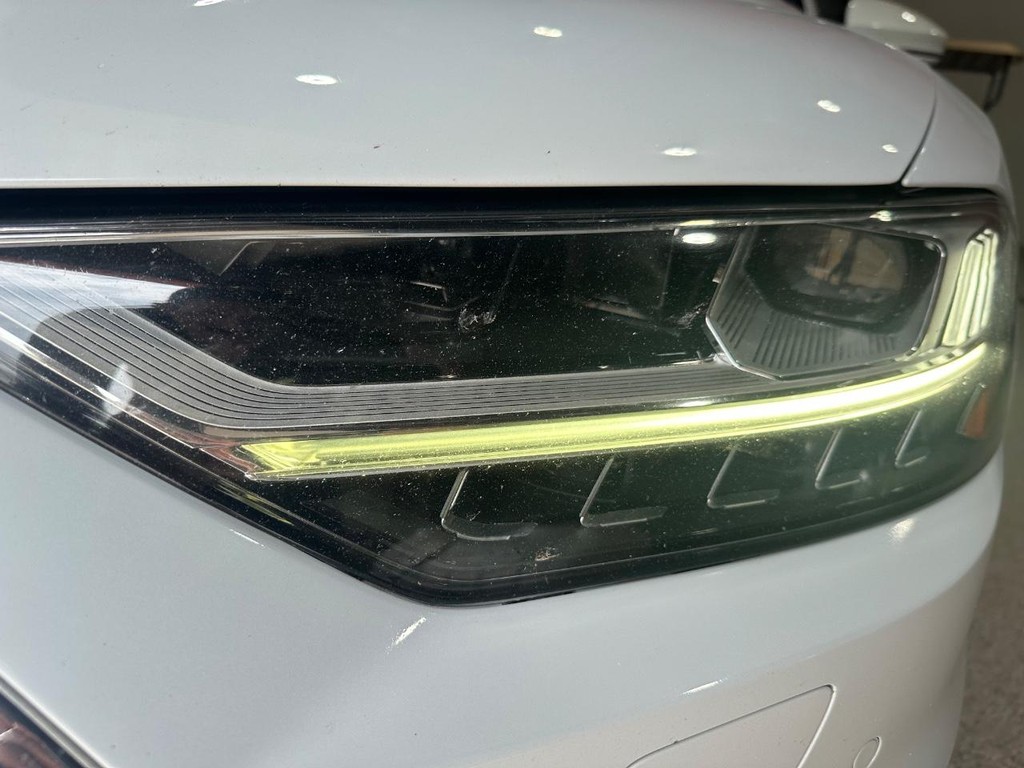 Audi A8 Vehicle Full-screen Gallery Image 10