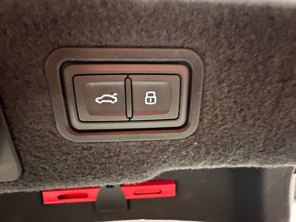 Audi A8 Vehicle Full-screen Gallery Image 16