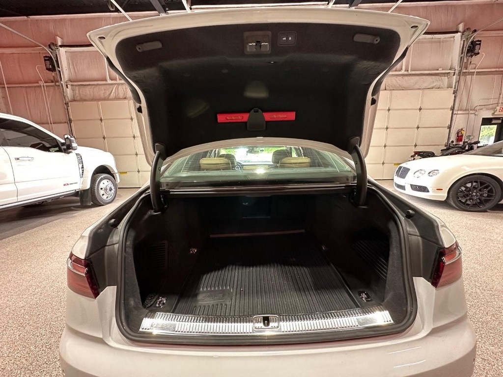 Audi A8 Vehicle Full-screen Gallery Image 17