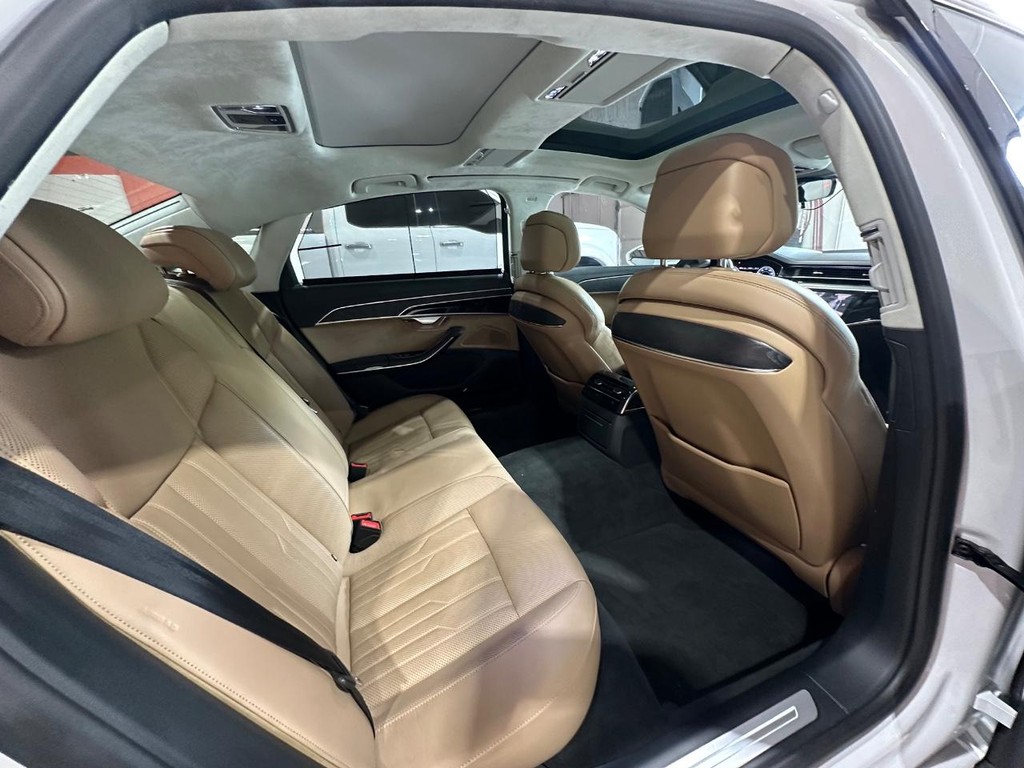 Audi A8 Vehicle Full-screen Gallery Image 18