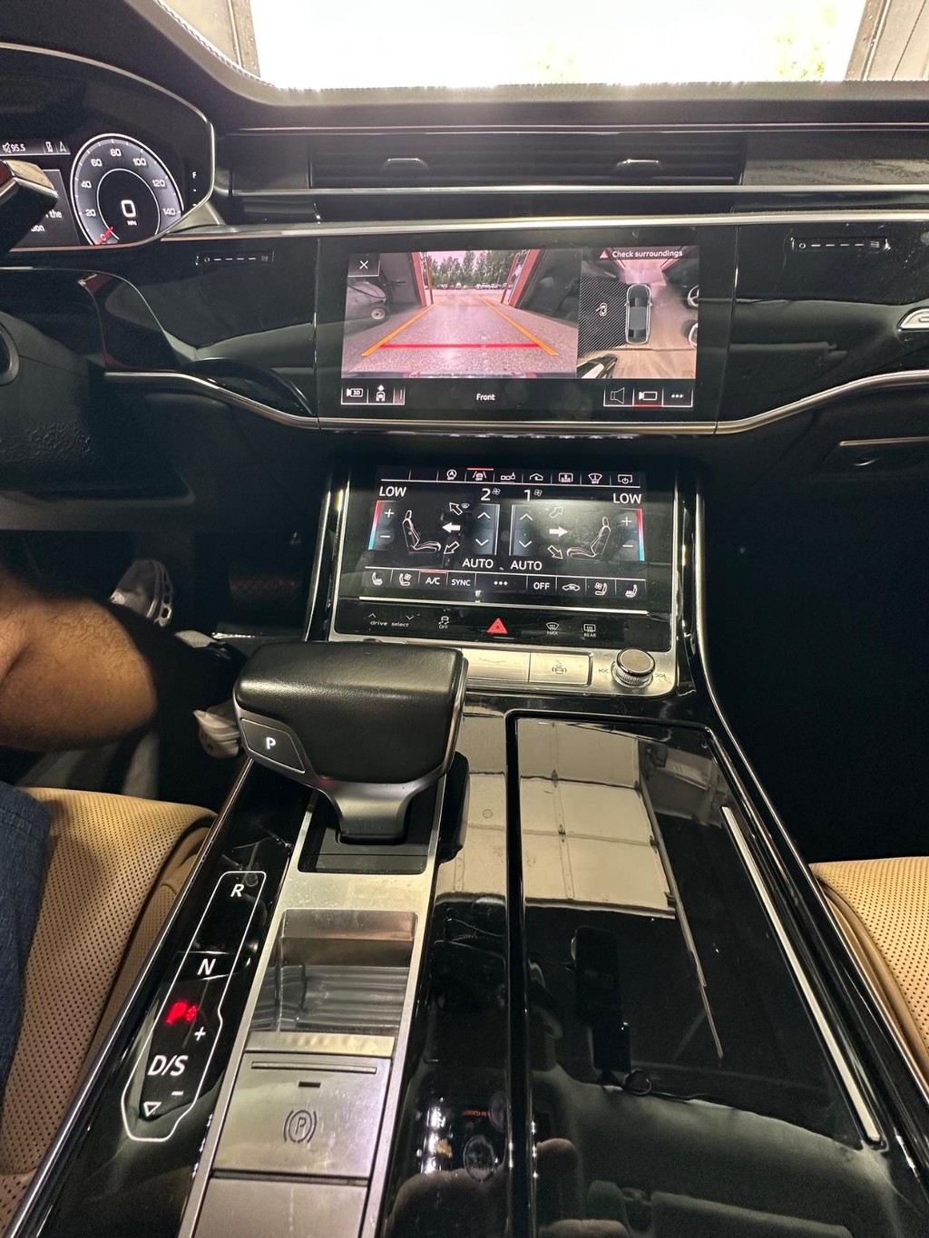 Audi A8 Vehicle Full-screen Gallery Image 22
