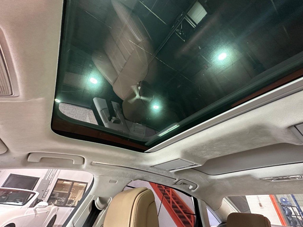Audi A8 Vehicle Full-screen Gallery Image 24