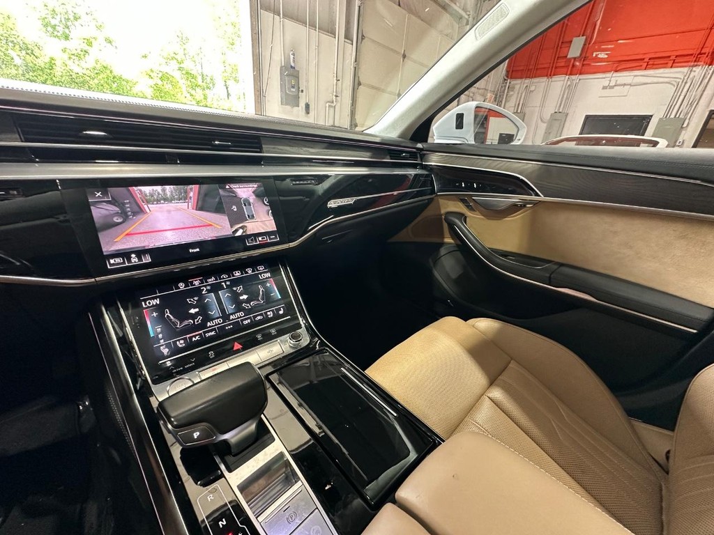 Audi A8 Vehicle Full-screen Gallery Image 26