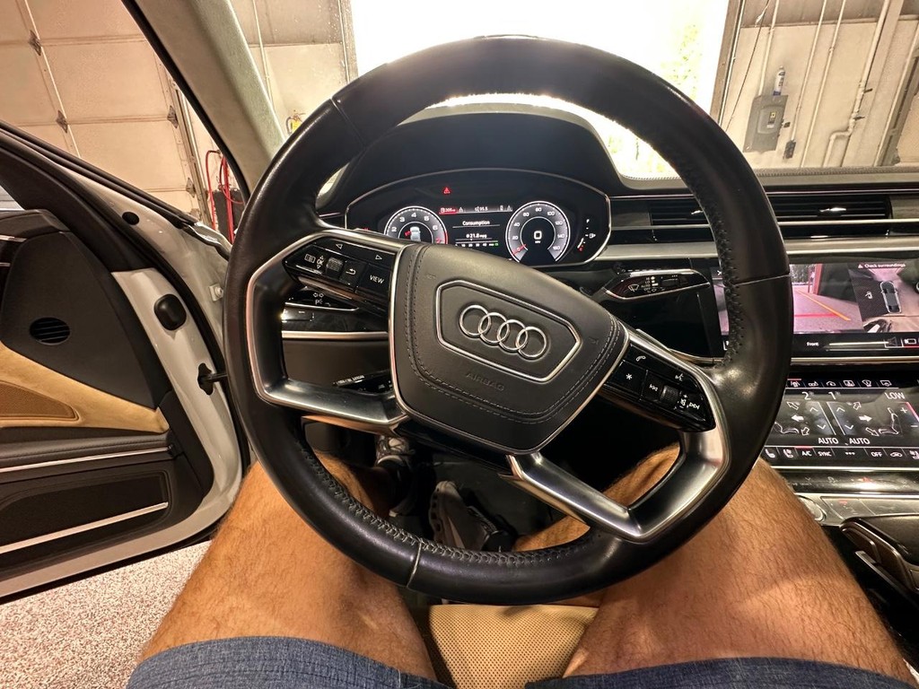 Audi A8 Vehicle Full-screen Gallery Image 27