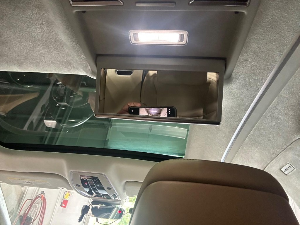 Audi A8 Vehicle Full-screen Gallery Image 29
