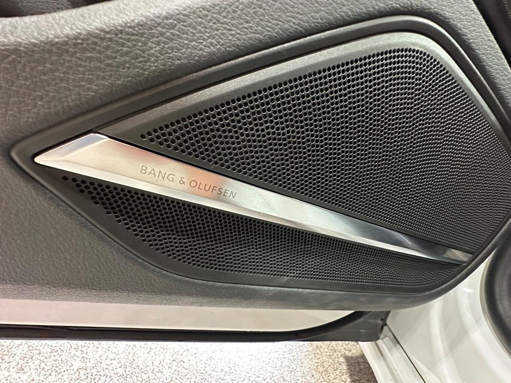 Audi A8 Vehicle Full-screen Gallery Image 30