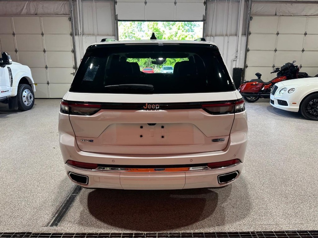 Jeep Grand Cherokee 4xe Vehicle Full-screen Gallery Image 2