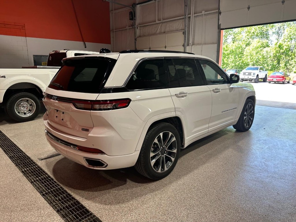 Jeep Grand Cherokee 4xe Vehicle Full-screen Gallery Image 3