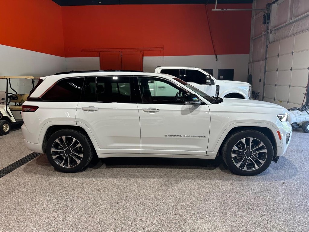 Jeep Grand Cherokee 4xe Vehicle Full-screen Gallery Image 4