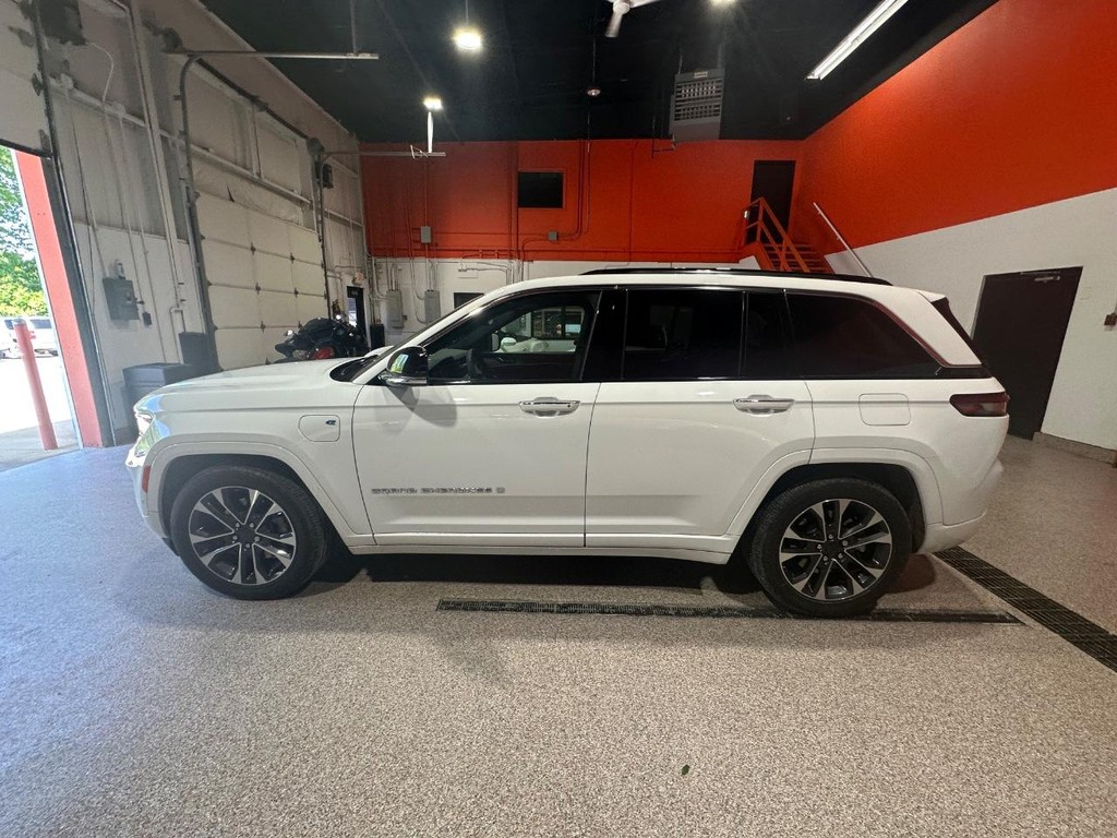 Jeep Grand Cherokee 4xe Vehicle Full-screen Gallery Image 6