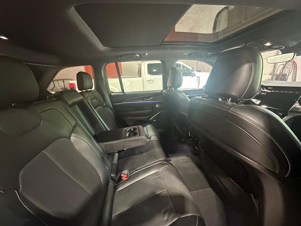 Jeep Grand Cherokee 4xe Vehicle Full-screen Gallery Image 12