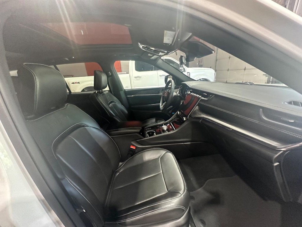 Jeep Grand Cherokee 4xe Vehicle Full-screen Gallery Image 13