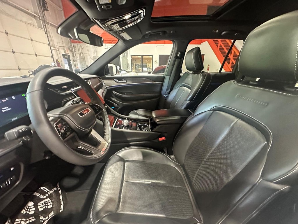 Jeep Grand Cherokee 4xe Vehicle Full-screen Gallery Image 14