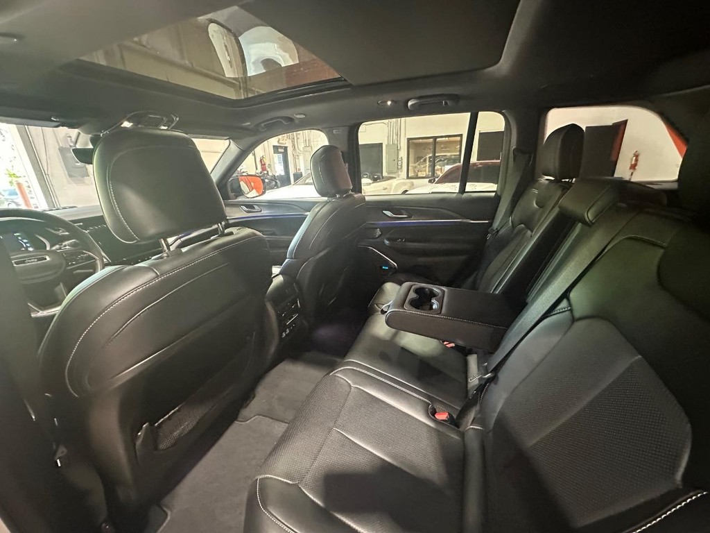 Jeep Grand Cherokee 4xe Vehicle Full-screen Gallery Image 15