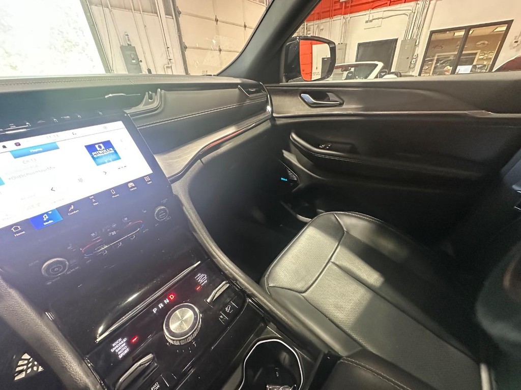 Jeep Grand Cherokee 4xe Vehicle Full-screen Gallery Image 17