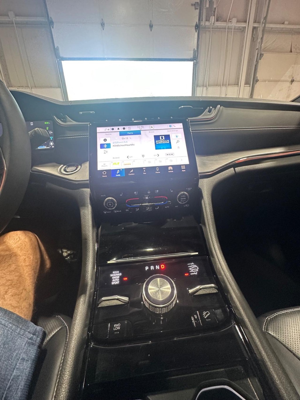 Jeep Grand Cherokee 4xe Vehicle Full-screen Gallery Image 18